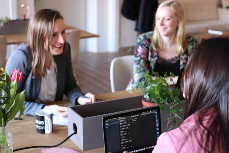 Groupe souriant en réunion -coaching professionnel Landes – coaching développement personnel – Audrey Martin Coaching