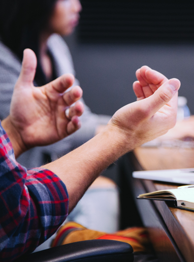 Mains en mouvement en discussion - formation gestion du stress -coaching individuel – formation communication positive – Audrey Martin Coaching