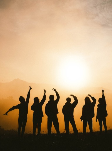 Groupe levant les bras au soleil - formation soft skills entreprise – Audrey Martin Coaching