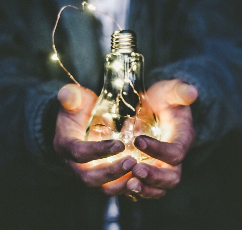 Main tenant une lampe avec ampoule - coaching professionnel Landes – formation soft skills entreprise – Audrey Martin Coaching