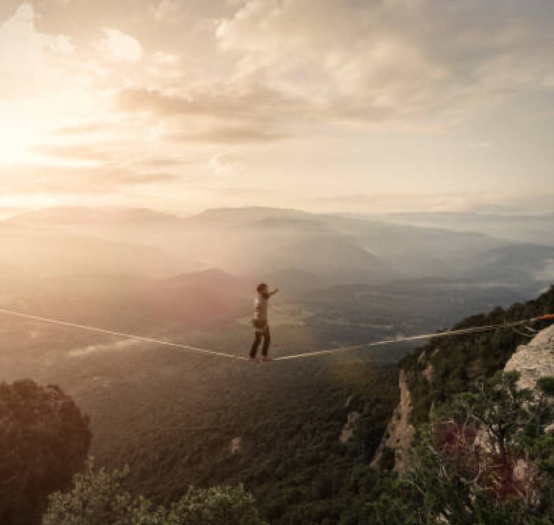 Personne marchant en altitude sur un fil - coaching professionnel Landes – formation soft skills entreprise – Audrey Martin Coaching
