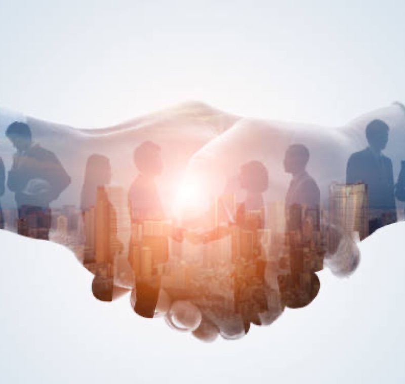 silhouettes se serrant la main dans une poignée de main - formation soft skills entreprise – gestion des conflits - management - communication non violente – Audrey Martin Coaching