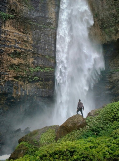 Personne face à une cascade - coaching gestion du stress – formation gestion des conflits – Audrey Martin Coaching
