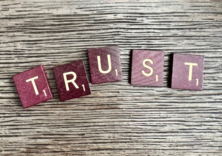 Image représentant le mot "confiance" en anglais, pour illustrer l'estime de soi, la confiance en soi, qui sera boostée lors des formations et coaching à Biscarrosse. formation communication positive – Audrey Martin Coaching – accompagnement individuel ou collectif
