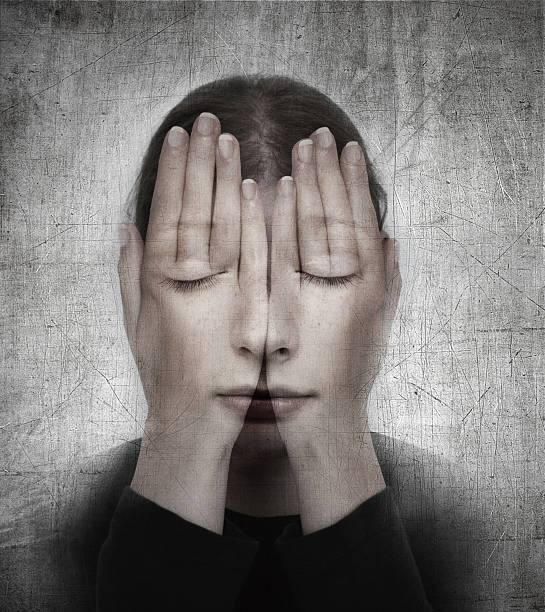 Image d'une femme qui se cache parce qu'elle a des complexes, ce déficit de l'estime de soi peut être travaillé en séance de coaching. gestion des émotions – Audrey Martin Coaching – accompagnement individuel ou collectif