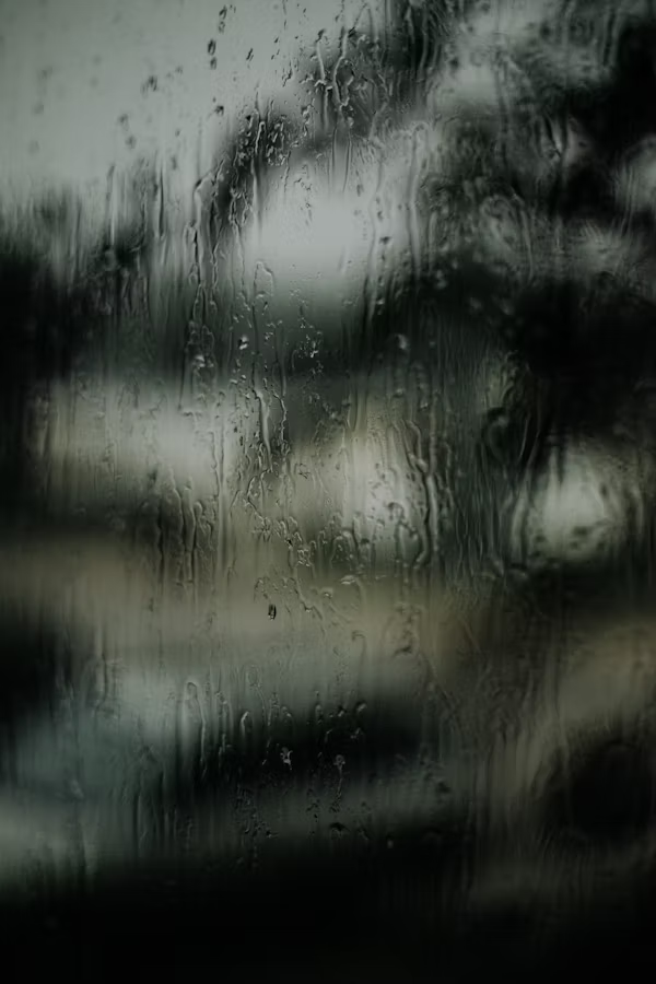 Photo de pluie qui coule sur une vitre pour illustrer le sentiment de spleen qui touche parfois les personnes atteintes de trouble de l'émotion en Nouvelle Aquitaine. coaching intelligence émotionnelle – Audrey Martin Coaching – accompagnement individuel ou collectif