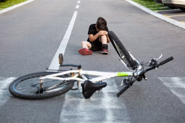 Image d'un enfant qui est tombé de son vélo et qui pleure, pour illustrer comment tirer profit de ses erreurs, comment apprendre en cas d'échec. formation communication positive – Audrey Martin Coaching – accompagnement individuel ou collectif