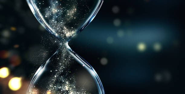 Photo d'un sablier qui s'écoule pour illustrer la gestion du temps, comme indicateur de performance individuelle et collective en entreprise. formation soft skills entreprise – Audrey Martin Coaching – accompagnement individuel ou collectif